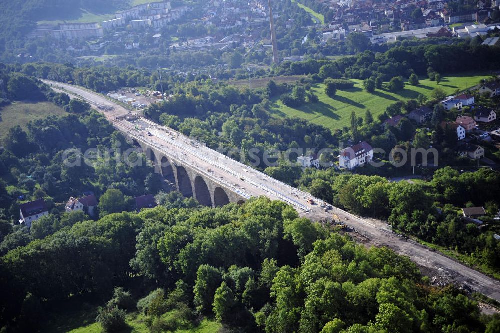 Eisenach from above - Blick auf die Sanierungsarbeiten der Karolinentalbrücke am alten Verlauf der BABA4 (B19) in Regie des Thüringer Landesamtes für Verkehr und Straßenbau. Die Arbeiten werden durch die EUROVIA Gruppe durchgeführt.