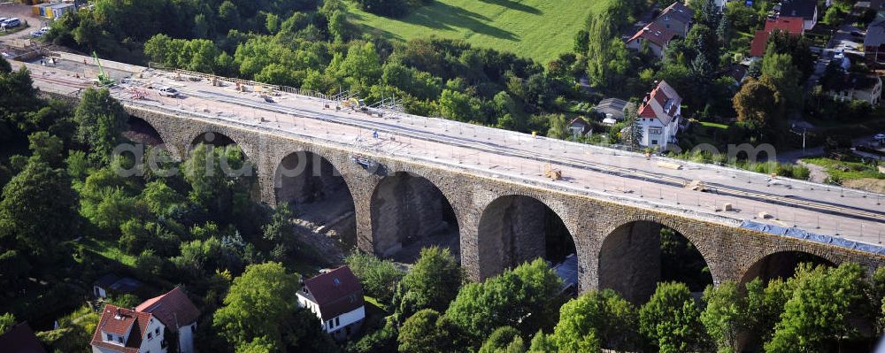 Aerial image Eisenach - Blick auf die Sanierungsarbeiten der Karolinentalbrücke am alten Verlauf der BABA4 (B19) in Regie des Thüringer Landesamtes für Verkehr und Straßenbau. Die Arbeiten werden durch die EUROVIA Gruppe durchgeführt.