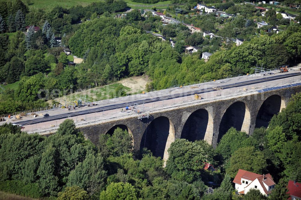 Aerial photograph Eisenach - Blick auf die Sanierungsarbeiten der Karolinentalbrücke am alten Verlauf der BABA4 (B19) in Regie des Thüringer Landesamtes für Verkehr und Straßenbau. Die Arbeiten werden durch die EUROVIA Gruppe durchgeführt.