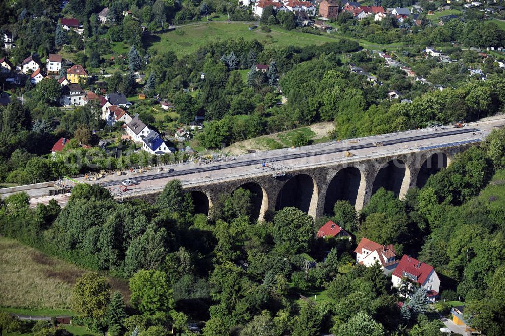 Eisenach from above - Blick auf die Sanierungsarbeiten der Karolinentalbrücke am alten Verlauf der BABA4 (B19) in Regie des Thüringer Landesamtes für Verkehr und Straßenbau. Die Arbeiten werden durch die EUROVIA Gruppe durchgeführt.