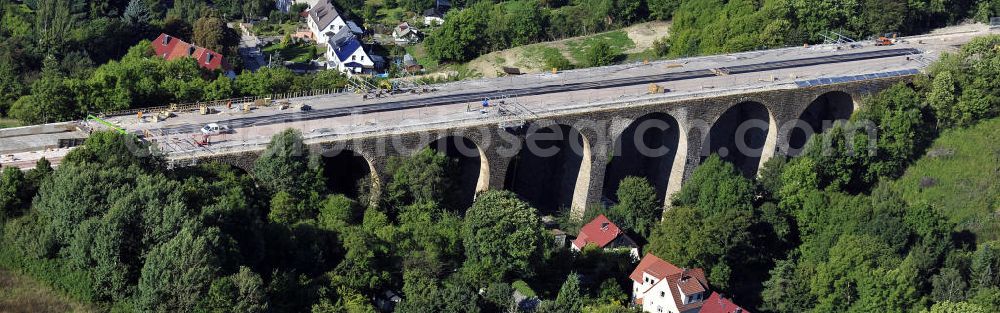 Eisenach from the bird's eye view: Blick auf die Sanierungsarbeiten der Karolinentalbrücke am alten Verlauf der BABA4 (B19) in Regie des Thüringer Landesamtes für Verkehr und Straßenbau. Die Arbeiten werden durch die EUROVIA Gruppe durchgeführt.