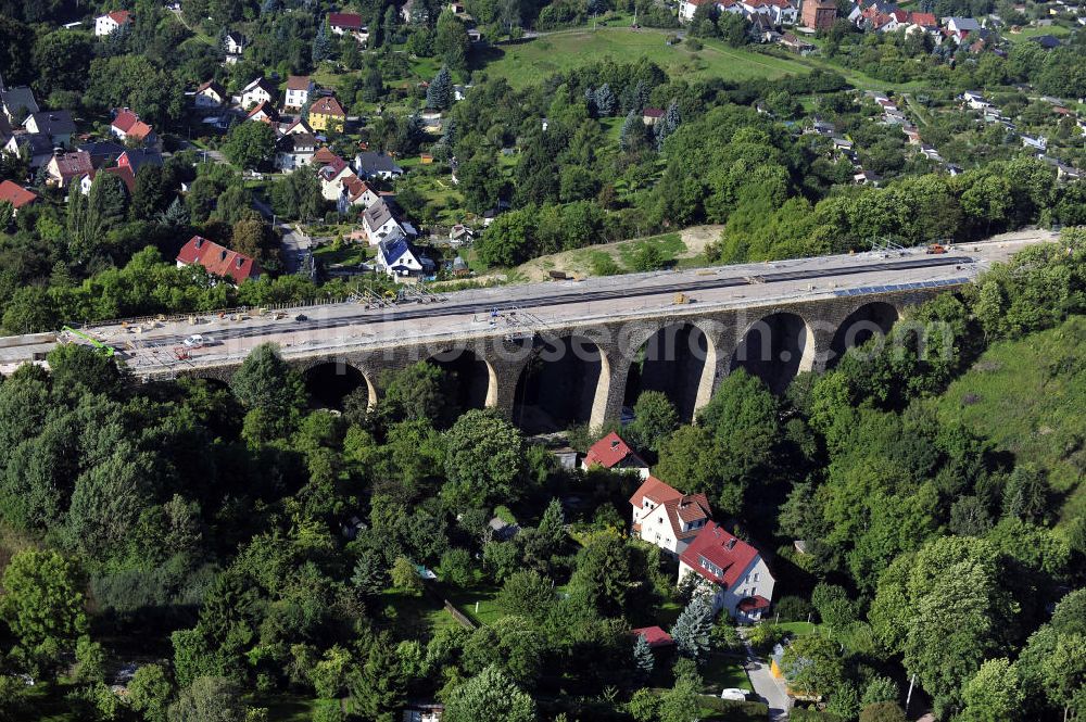 Aerial image Eisenach - Blick auf die Sanierungsarbeiten der Karolinentalbrücke am alten Verlauf der BABA4 (B19) in Regie des Thüringer Landesamtes für Verkehr und Straßenbau. Die Arbeiten werden durch die EUROVIA Gruppe durchgeführt.