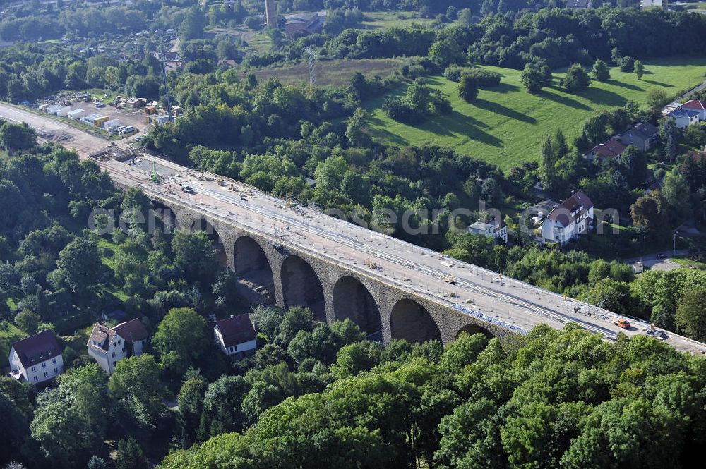 Eisenach from above - Blick auf die Sanierungsarbeiten der Karolinentalbrücke am alten Verlauf der BABA4 (B19) in Regie des Thüringer Landesamtes für Verkehr und Straßenbau. Die Arbeiten werden durch die EUROVIA Gruppe durchgeführt.