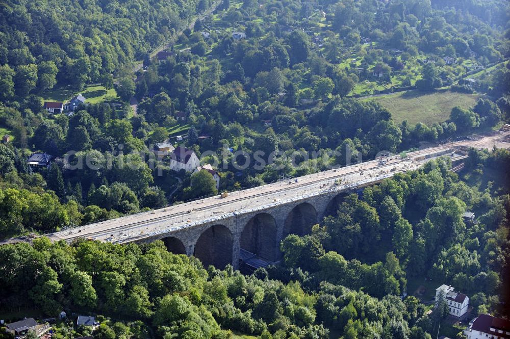 Eisenach from the bird's eye view: Blick auf die Sanierungsarbeiten der Karolinentalbrücke am alten Verlauf der BABA4 (B19) in Regie des Thüringer Landesamtes für Verkehr und Straßenbau. Die Arbeiten werden durch die EUROVIA Gruppe durchgeführt.