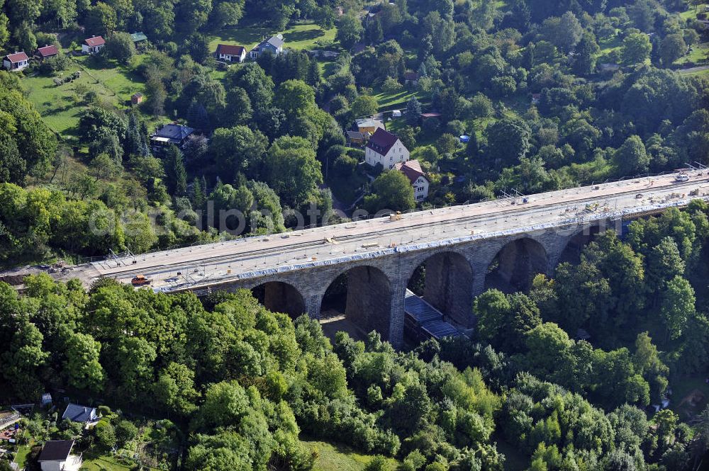 Aerial image Eisenach - Blick auf die Sanierungsarbeiten der Karolinentalbrücke am alten Verlauf der BABA4 (B19) in Regie des Thüringer Landesamtes für Verkehr und Straßenbau. Die Arbeiten werden durch die EUROVIA Gruppe durchgeführt.