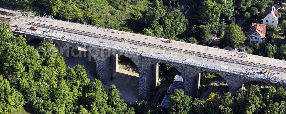 Aerial photograph Eisenach - Blick auf die Sanierungsarbeiten der Karolinentalbrücke am alten Verlauf der BABA4 (B19) in Regie des Thüringer Landesamtes für Verkehr und Straßenbau. Die Arbeiten werden durch die EUROVIA Gruppe durchgeführt.