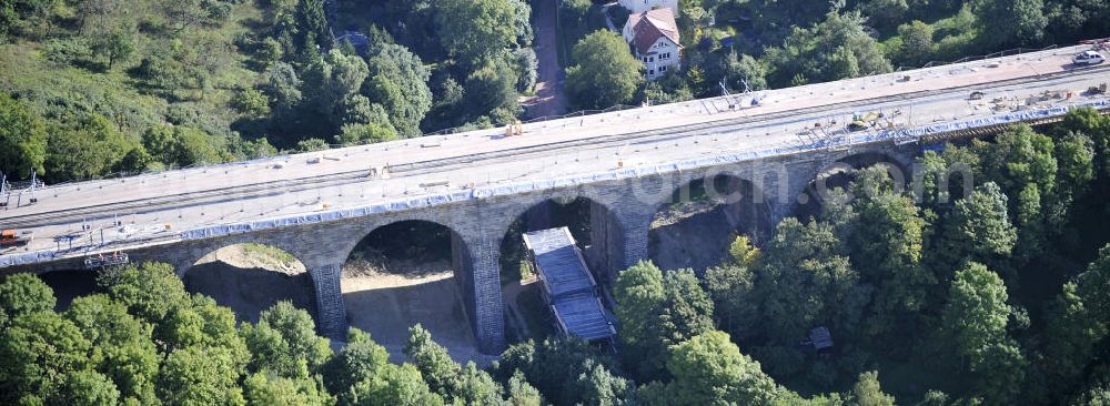 Eisenach from above - Blick auf die Sanierungsarbeiten der Karolinentalbrücke am alten Verlauf der BABA4 (B19) in Regie des Thüringer Landesamtes für Verkehr und Straßenbau. Die Arbeiten werden durch die EUROVIA Gruppe durchgeführt.