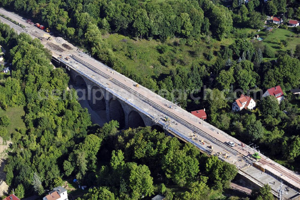 Eisenach from the bird's eye view: Blick auf die Sanierungsarbeiten der Karolinentalbrücke am alten Verlauf der BABA4 (B19) in Regie des Thüringer Landesamtes für Verkehr und Straßenbau. Die Arbeiten werden durch die EUROVIA Gruppe durchgeführt.