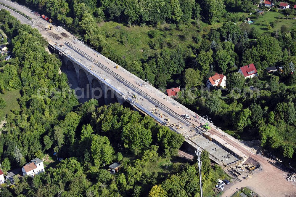 Aerial image Eisenach - Blick auf die Sanierungsarbeiten der Karolinentalbrücke am alten Verlauf der BABA4 (B19) in Regie des Thüringer Landesamtes für Verkehr und Straßenbau. Die Arbeiten werden durch die EUROVIA Gruppe durchgeführt.