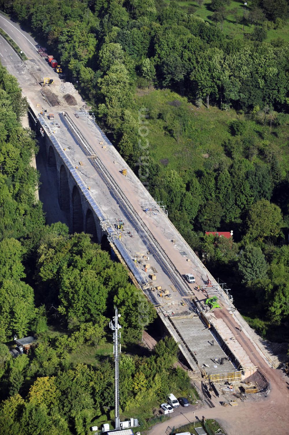 Aerial photograph Eisenach - Blick auf die Sanierungsarbeiten der Karolinentalbrücke am alten Verlauf der BABA4 (B19) in Regie des Thüringer Landesamtes für Verkehr und Straßenbau. Die Arbeiten werden durch die EUROVIA Gruppe durchgeführt.