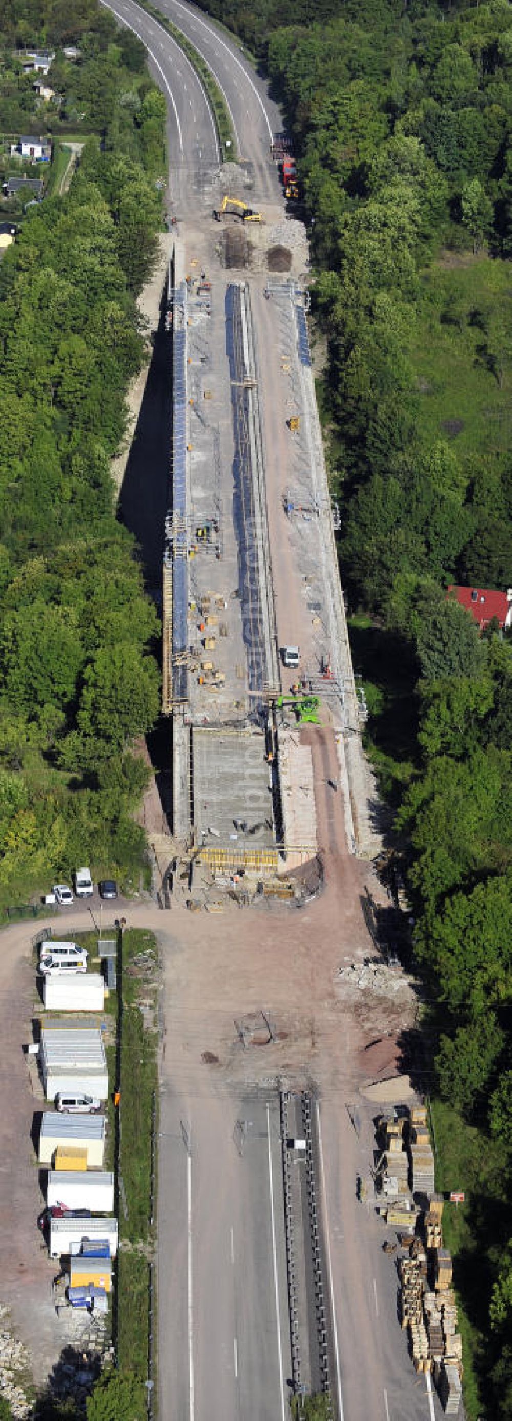 Eisenach from above - Blick auf die Sanierungsarbeiten der Karolinentalbrücke am alten Verlauf der BABA4 (B19) in Regie des Thüringer Landesamtes für Verkehr und Straßenbau. Die Arbeiten werden durch die EUROVIA Gruppe durchgeführt.