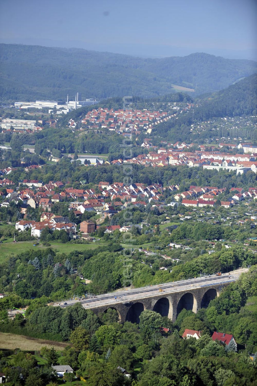 Aerial image Eisenach - Blick auf die Sanierungsarbeiten der Karolinentalbrücke am alten Verlauf der BABA4 (B19) in Regie des Thüringer Landesamtes für Verkehr und Straßenbau. Die Arbeiten werden durch die EUROVIA Gruppe durchgeführt.