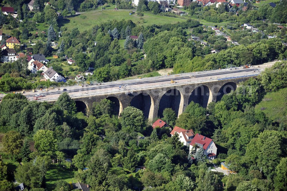 Eisenach from above - Blick auf die Sanierungsarbeiten der Karolinentalbrücke am alten Verlauf der BABA4 (B19) in Regie des Thüringer Landesamtes für Verkehr und Straßenbau. Die Arbeiten werden durch die EUROVIA Gruppe durchgeführt.