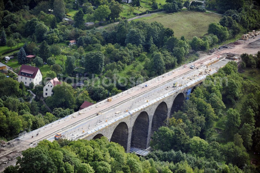 Eisenach from the bird's eye view: Blick auf die Sanierungsarbeiten der Karolinentalbrücke am alten Verlauf der BABA4 (B19) in Regie des Thüringer Landesamtes für Verkehr und Straßenbau. Die Arbeiten werden durch die EUROVIA Gruppe durchgeführt.