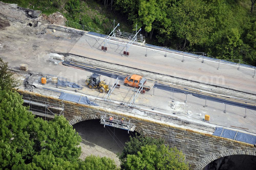 Aerial image Eisenach - Blick auf die Sanierungsarbeiten der Karolinentalbrücke am alten Verlauf der BABA4 (B19) in Regie des Thüringer Landesamtes für Verkehr und Straßenbau. Die Arbeiten werden durch die EUROVIA Gruppe durchgeführt.