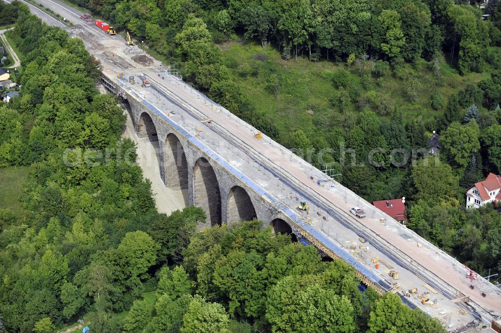 Eisenach from above - Blick auf die Sanierungsarbeiten der Karolinentalbrücke am alten Verlauf der BABA4 (B19) in Regie des Thüringer Landesamtes für Verkehr und Straßenbau. Die Arbeiten werden durch die EUROVIA Gruppe durchgeführt.