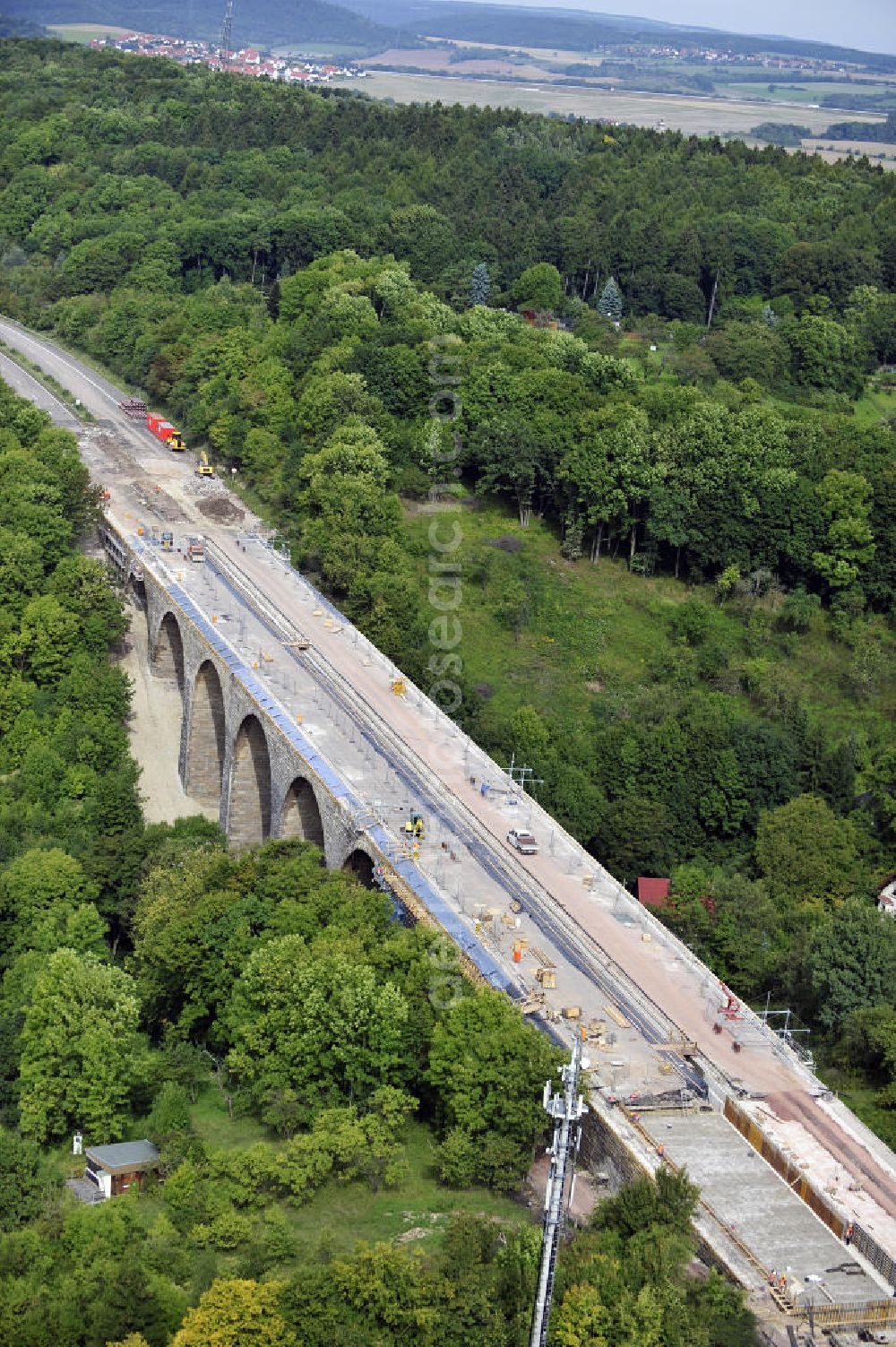 Eisenach from the bird's eye view: Blick auf die Sanierungsarbeiten der Karolinentalbrücke am alten Verlauf der BABA4 (B19) in Regie des Thüringer Landesamtes für Verkehr und Straßenbau. Die Arbeiten werden durch die EUROVIA Gruppe durchgeführt.