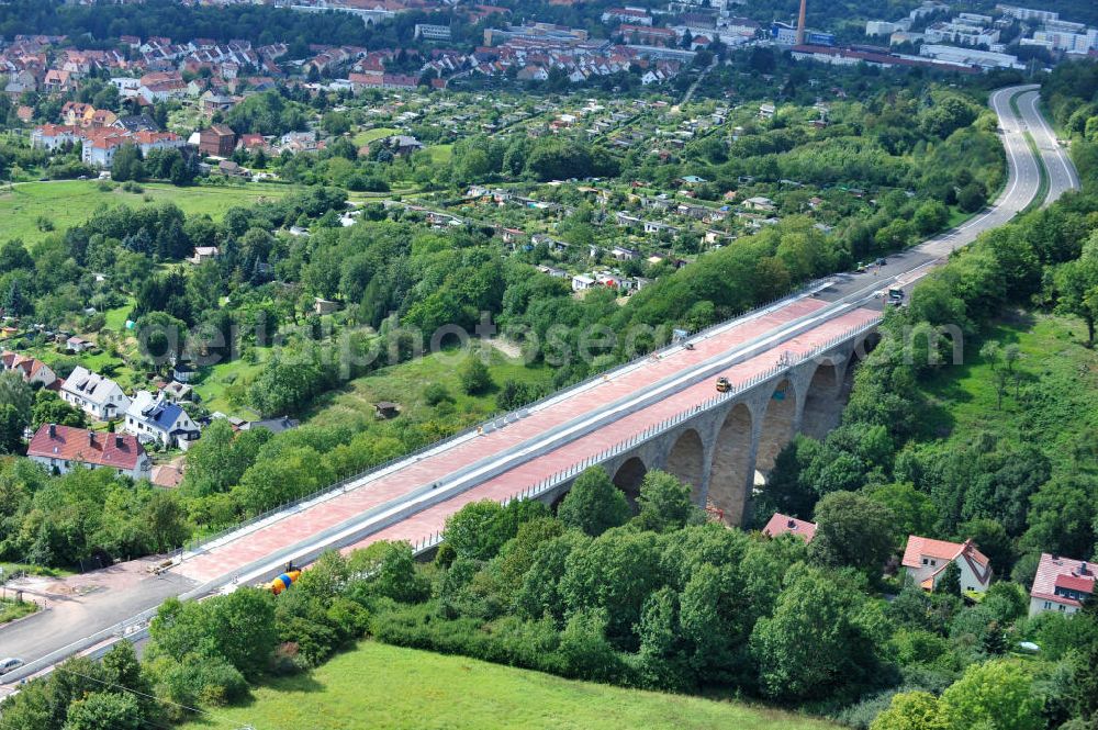 Eisenach from the bird's eye view: Blick auf die Sanierungsarbeiten der Karolinentalbrücke am alten Verlauf der BABA4 / B19 in Regie des Thüringer Landesamtes für Verkehr und Straßenbau. Die Arbeiten werden durch die EUROVIA Gruppe durchgeführt. View on the restoration works of the bridge Karolinentalbrücke at the old route of the BABA4 on behalf of the Roads and Transport Authority of Thuringia. The works are being realised by the EUROVIA group.