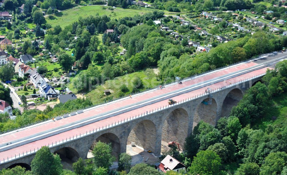 Aerial image Eisenach - Blick auf die Sanierungsarbeiten der Karolinentalbrücke am alten Verlauf der BABA4 / B19 in Regie des Thüringer Landesamtes für Verkehr und Straßenbau. Die Arbeiten werden durch die EUROVIA Gruppe durchgeführt. View on the restoration works of the bridge Karolinentalbrücke at the old route of the BABA4 on behalf of the Roads and Transport Authority of Thuringia. The works are being realised by the EUROVIA group.