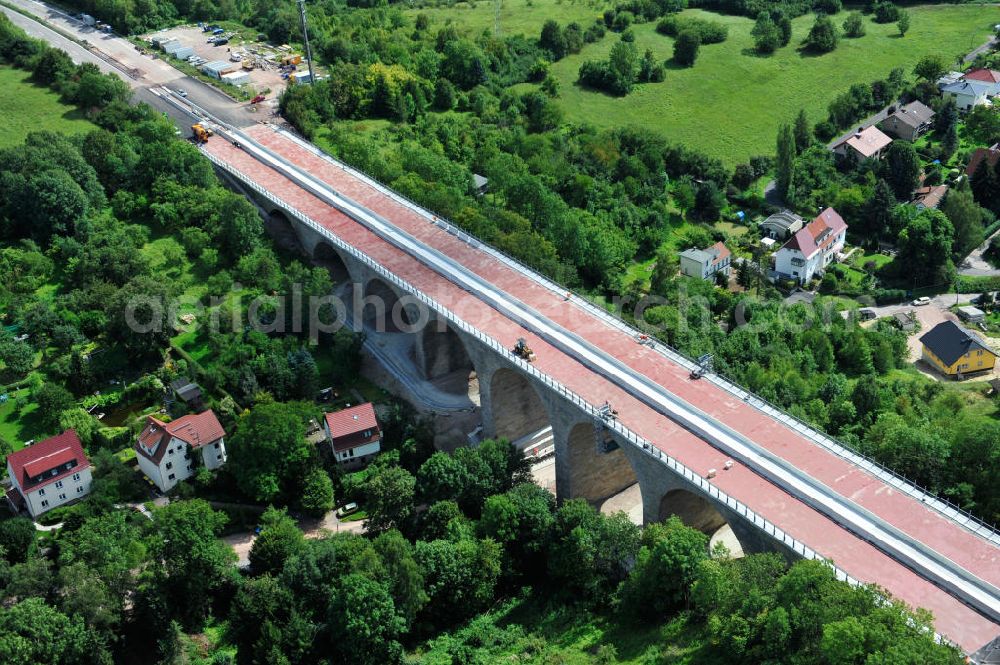 Aerial photograph Eisenach - Blick auf die Sanierungsarbeiten der Karolinentalbrücke am alten Verlauf der BABA4 / B19 in Regie des Thüringer Landesamtes für Verkehr und Straßenbau. Die Arbeiten werden durch die EUROVIA Gruppe durchgeführt. View on the restoration works of the bridge Karolinentalbrücke at the old route of the BABA4 on behalf of the Roads and Transport Authority of Thuringia. The works are being realised by the EUROVIA group.