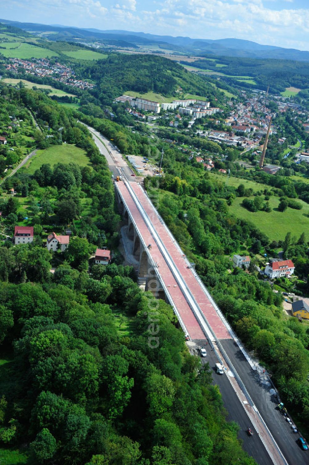 Eisenach from the bird's eye view: Blick auf die Sanierungsarbeiten der Karolinentalbrücke am alten Verlauf der BABA4 / B19 in Regie des Thüringer Landesamtes für Verkehr und Straßenbau. Die Arbeiten werden durch die EUROVIA Gruppe durchgeführt. View on the restoration works of the bridge Karolinentalbrücke at the old route of the BABA4 on behalf of the Roads and Transport Authority of Thuringia. The works are being realised by the EUROVIA group.