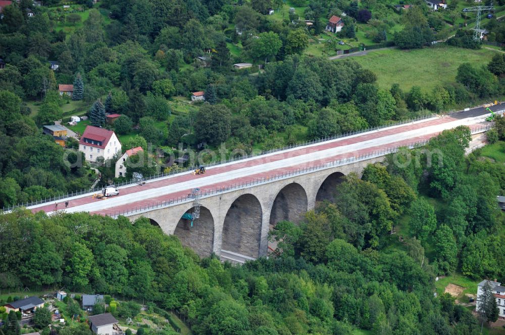 Aerial image Eisenach - Blick auf die Sanierungsarbeiten der Karolinentalbrücke am alten Verlauf der BABA4 / B19 in Regie des Thüringer Landesamtes für Verkehr und Straßenbau. Die Arbeiten werden durch die EUROVIA Gruppe durchgeführt. View on the restoration works of the bridge Karolinentalbrücke at the old route of the BABA4 on behalf of the Roads and Transport Authority of Thuringia. The works are being realised by the EUROVIA group.