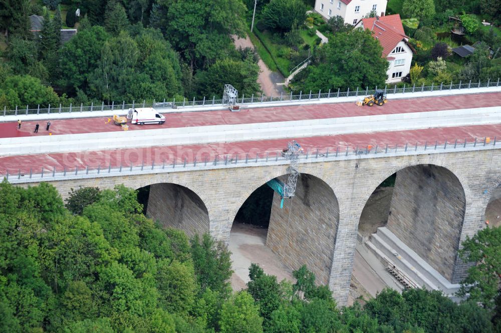 Aerial photograph Eisenach - Blick auf die Sanierungsarbeiten der Karolinentalbrücke am alten Verlauf der BABA4 / B19 in Regie des Thüringer Landesamtes für Verkehr und Straßenbau. Die Arbeiten werden durch die EUROVIA Gruppe durchgeführt. View on the restoration works of the bridge Karolinentalbrücke at the old route of the BABA4 on behalf of the Roads and Transport Authority of Thuringia. The works are being realised by the EUROVIA group.