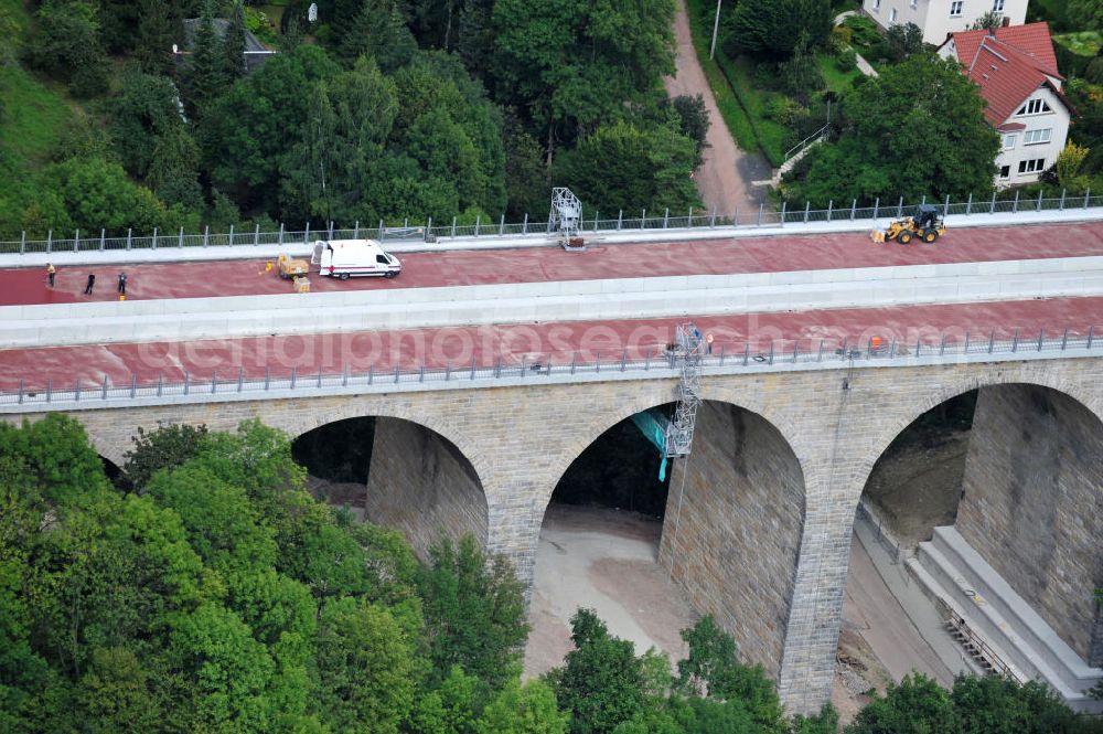 Eisenach from above - Blick auf die Sanierungsarbeiten der Karolinentalbrücke am alten Verlauf der BABA4 / B19 in Regie des Thüringer Landesamtes für Verkehr und Straßenbau. Die Arbeiten werden durch die EUROVIA Gruppe durchgeführt. View on the restoration works of the bridge Karolinentalbrücke at the old route of the BABA4 on behalf of the Roads and Transport Authority of Thuringia. The works are being realised by the EUROVIA group.