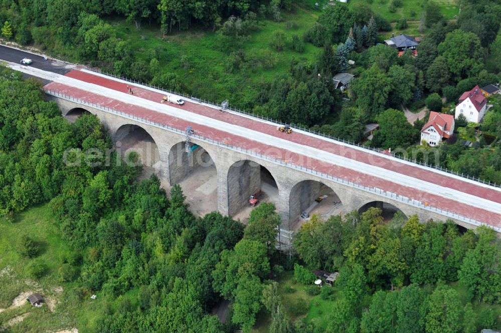 Aerial image Eisenach - Blick auf die Sanierungsarbeiten der Karolinentalbrücke am alten Verlauf der BABA4 / B19 in Regie des Thüringer Landesamtes für Verkehr und Straßenbau. Die Arbeiten werden durch die EUROVIA Gruppe durchgeführt. View on the restoration works of the bridge Karolinentalbrücke at the old route of the BABA4 on behalf of the Roads and Transport Authority of Thuringia. The works are being realised by the EUROVIA group.