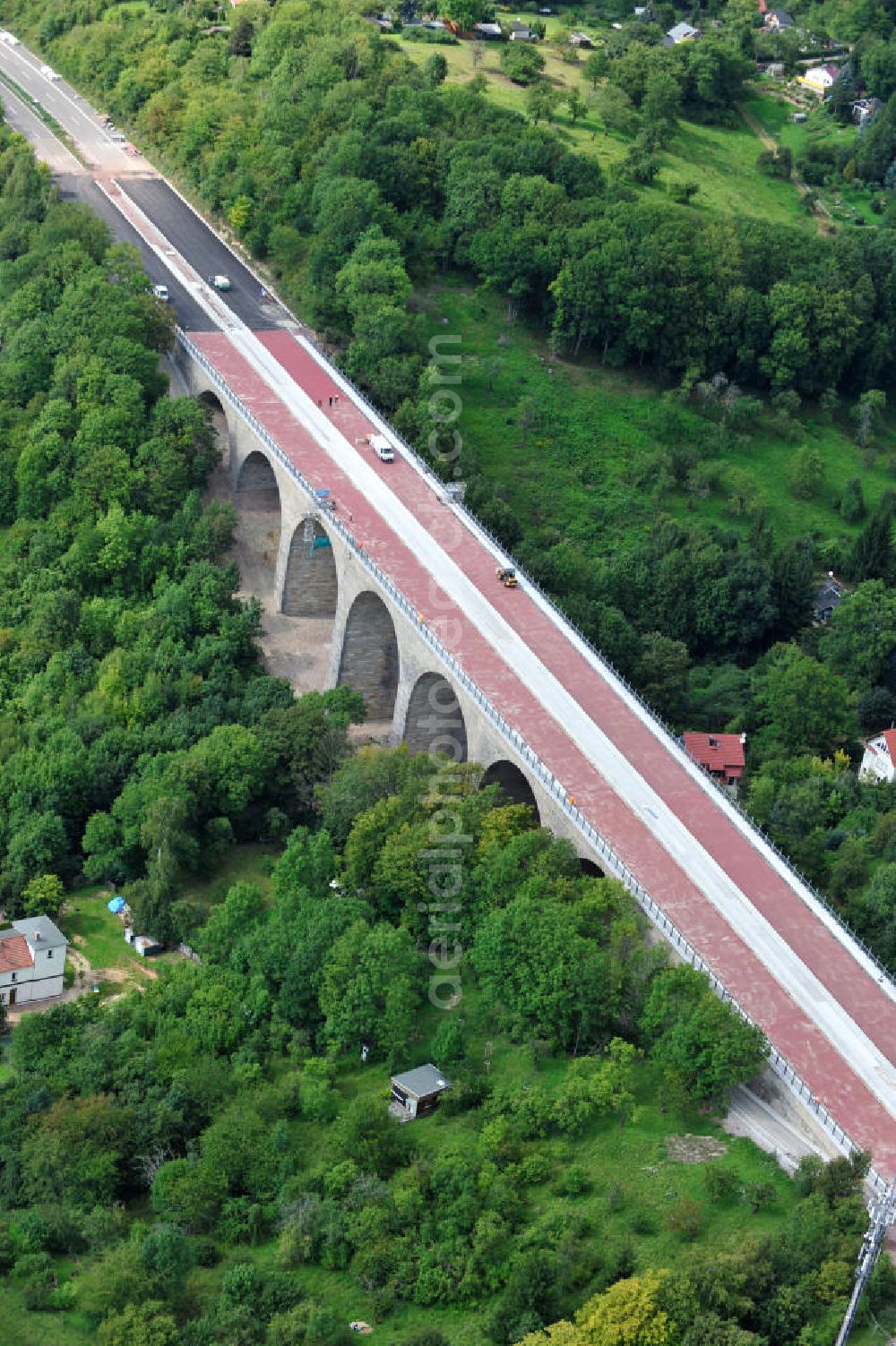 Aerial photograph Eisenach - Blick auf die Sanierungsarbeiten der Karolinentalbrücke am alten Verlauf der BABA4 / B19 in Regie des Thüringer Landesamtes für Verkehr und Straßenbau. Die Arbeiten werden durch die EUROVIA Gruppe durchgeführt. View on the restoration works of the bridge Karolinentalbrücke at the old route of the BABA4 on behalf of the Roads and Transport Authority of Thuringia. The works are being realised by the EUROVIA group.