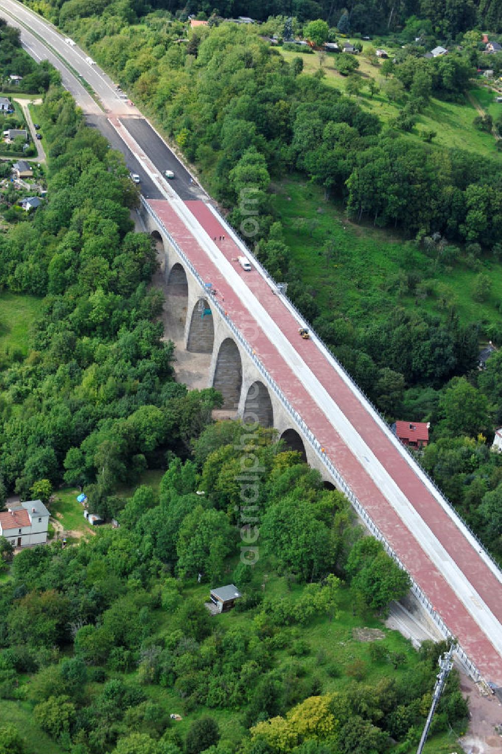 Eisenach from above - Blick auf die Sanierungsarbeiten der Karolinentalbrücke am alten Verlauf der BABA4 / B19 in Regie des Thüringer Landesamtes für Verkehr und Straßenbau. Die Arbeiten werden durch die EUROVIA Gruppe durchgeführt. View on the restoration works of the bridge Karolinentalbrücke at the old route of the BABA4 on behalf of the Roads and Transport Authority of Thuringia. The works are being realised by the EUROVIA group.