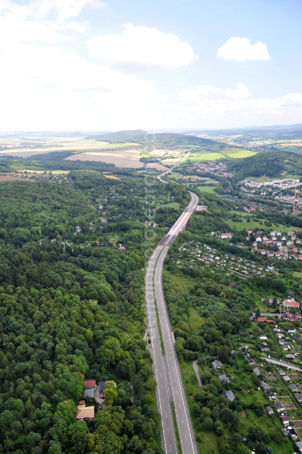 Eisenach from the bird's eye view: Blick auf die Sanierungsarbeiten der Karolinentalbrücke am alten Verlauf der BABA4 / B19 in Regie des Thüringer Landesamtes für Verkehr und Straßenbau. Die Arbeiten werden durch die EUROVIA Gruppe durchgeführt. View on the restoration works of the bridge Karolinentalbrücke at the old route of the BABA4 on behalf of the Roads and Transport Authority of Thuringia. The works are being realised by the EUROVIA group.