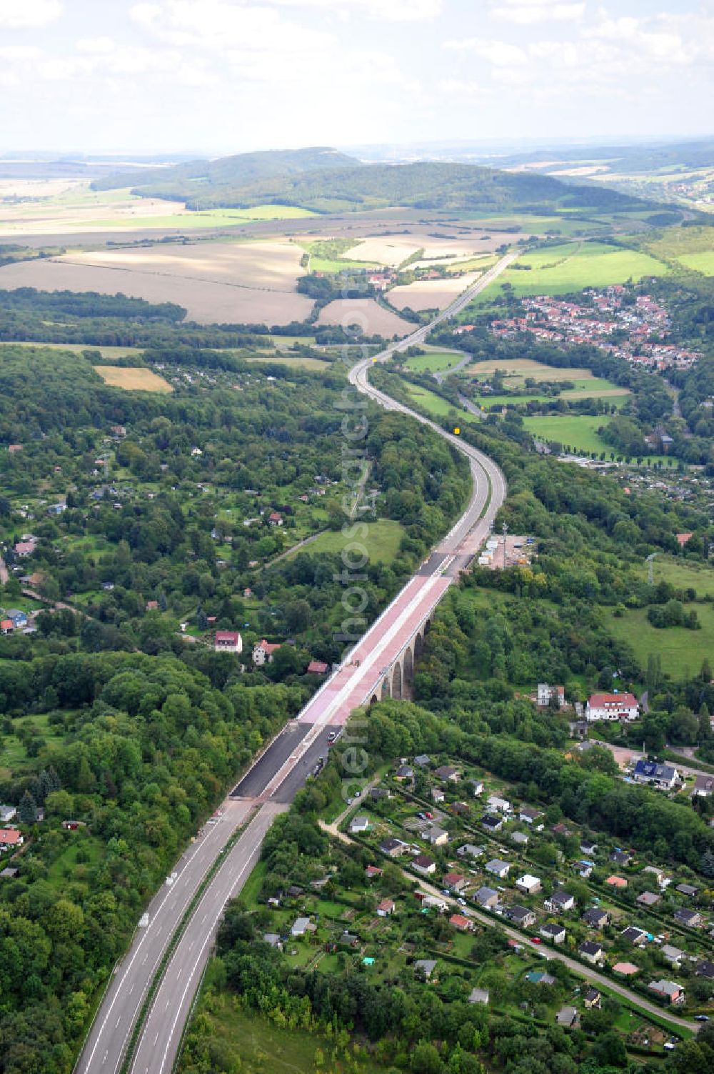 Aerial image Eisenach - Blick auf die Sanierungsarbeiten der Karolinentalbrücke am alten Verlauf der BABA4 / B19 in Regie des Thüringer Landesamtes für Verkehr und Straßenbau. Die Arbeiten werden durch die EUROVIA Gruppe durchgeführt. View on the restoration works of the bridge Karolinentalbrücke at the old route of the BABA4 on behalf of the Roads and Transport Authority of Thuringia. The works are being realised by the EUROVIA group.