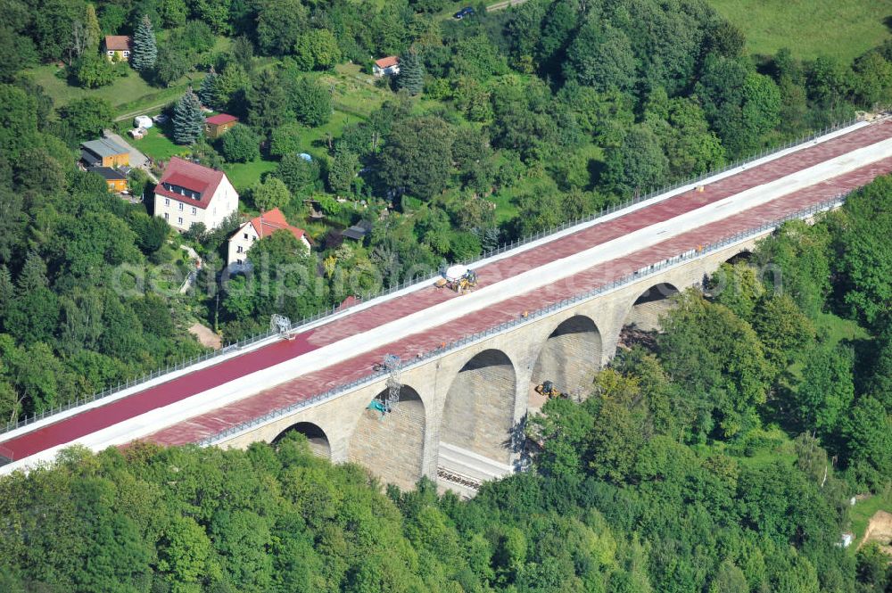 Aerial photograph Eisenach - Blick auf die Sanierungsarbeiten der Karolinentalbrücke am alten Verlauf der BABA4 / B19 in Regie des Thüringer Landesamtes für Verkehr und Straßenbau. Die Arbeiten werden durch die EUROVIA Gruppe durchgeführt. View on the restoration works of the bridge Karolinentalbrücke at the old route of the BABA4 on behalf of the Roads and Transport Authority of Thuringia. The works are being realised by the EUROVIA group.