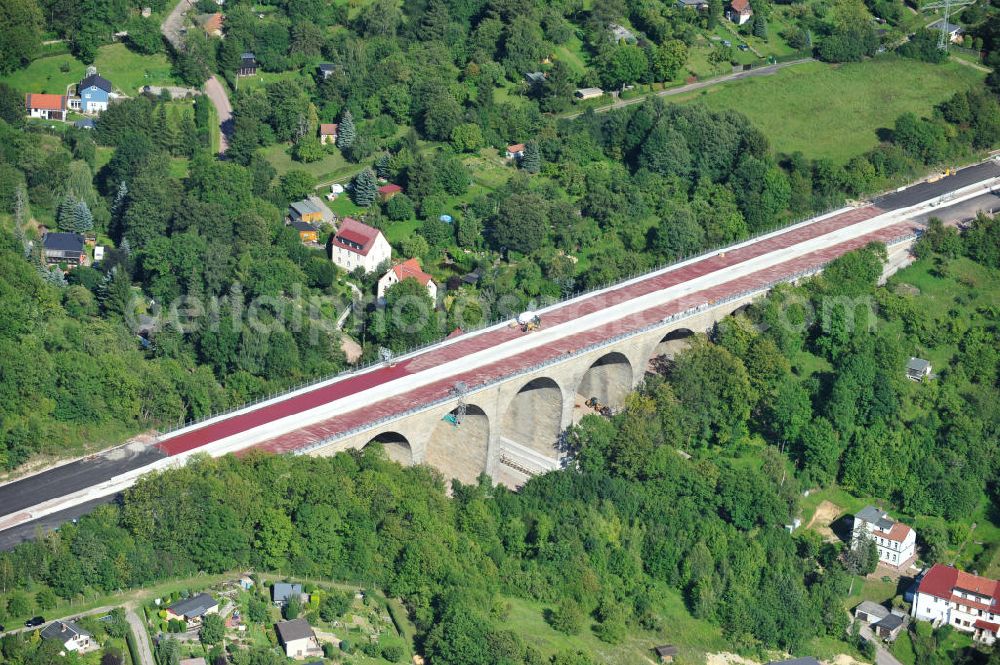 Eisenach from above - Blick auf die Sanierungsarbeiten der Karolinentalbrücke am alten Verlauf der BABA4 / B19 in Regie des Thüringer Landesamtes für Verkehr und Straßenbau. Die Arbeiten werden durch die EUROVIA Gruppe durchgeführt. View on the restoration works of the bridge Karolinentalbrücke at the old route of the BABA4 on behalf of the Roads and Transport Authority of Thuringia. The works are being realised by the EUROVIA group.