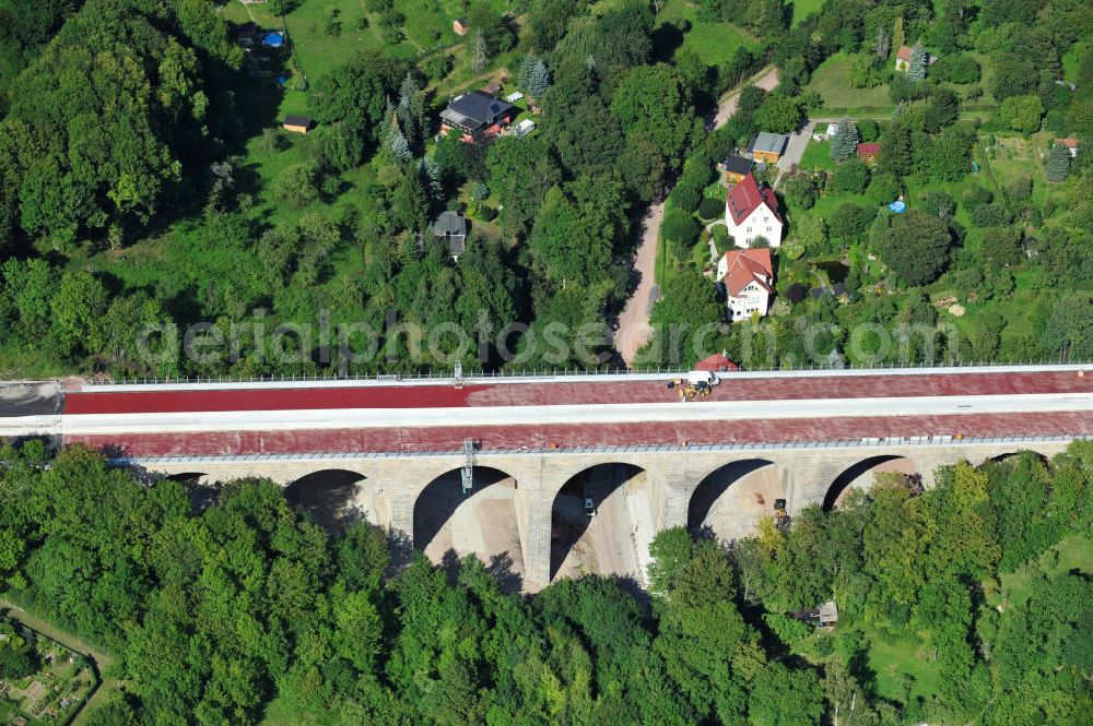 Eisenach from the bird's eye view: Blick auf die Sanierungsarbeiten der Karolinentalbrücke am alten Verlauf der BABA4 / B19 in Regie des Thüringer Landesamtes für Verkehr und Straßenbau. Die Arbeiten werden durch die EUROVIA Gruppe durchgeführt. View on the restoration works of the bridge Karolinentalbrücke at the old route of the BABA4 on behalf of the Roads and Transport Authority of Thuringia. The works are being realised by the EUROVIA group.