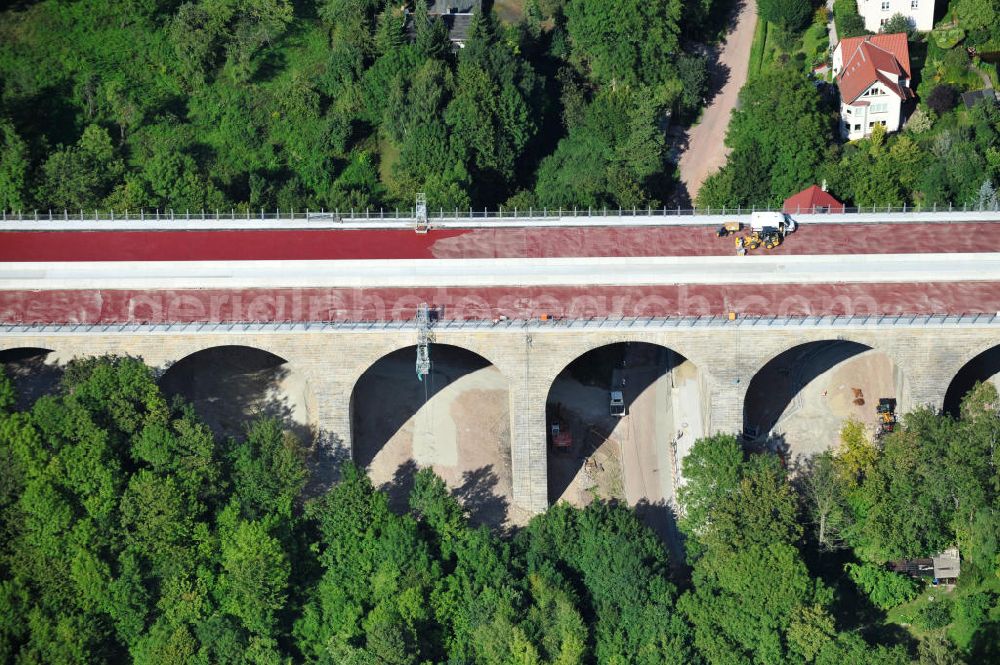 Aerial image Eisenach - Blick auf die Sanierungsarbeiten der Karolinentalbrücke am alten Verlauf der BABA4 / B19 in Regie des Thüringer Landesamtes für Verkehr und Straßenbau. Die Arbeiten werden durch die EUROVIA Gruppe durchgeführt. View on the restoration works of the bridge Karolinentalbrücke at the old route of the BABA4 on behalf of the Roads and Transport Authority of Thuringia. The works are being realised by the EUROVIA group.