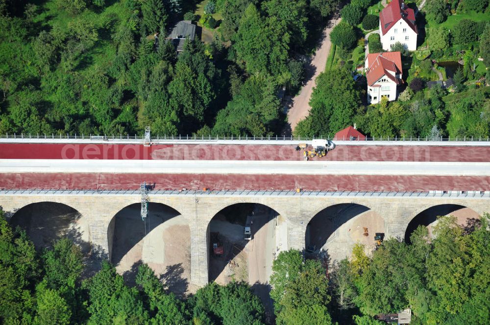 Aerial photograph Eisenach - Blick auf die Sanierungsarbeiten der Karolinentalbrücke am alten Verlauf der BABA4 / B19 in Regie des Thüringer Landesamtes für Verkehr und Straßenbau. Die Arbeiten werden durch die EUROVIA Gruppe durchgeführt. View on the restoration works of the bridge Karolinentalbrücke at the old route of the BABA4 on behalf of the Roads and Transport Authority of Thuringia. The works are being realised by the EUROVIA group.