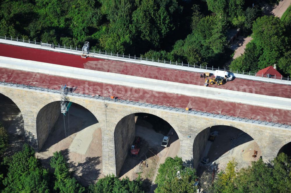 Eisenach from above - Blick auf die Sanierungsarbeiten der Karolinentalbrücke am alten Verlauf der BABA4 / B19 in Regie des Thüringer Landesamtes für Verkehr und Straßenbau. Die Arbeiten werden durch die EUROVIA Gruppe durchgeführt. View on the restoration works of the bridge Karolinentalbrücke at the old route of the BABA4 on behalf of the Roads and Transport Authority of Thuringia. The works are being realised by the EUROVIA group.