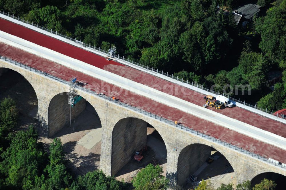 Eisenach from the bird's eye view: Blick auf die Sanierungsarbeiten der Karolinentalbrücke am alten Verlauf der BABA4 / B19 in Regie des Thüringer Landesamtes für Verkehr und Straßenbau. Die Arbeiten werden durch die EUROVIA Gruppe durchgeführt. View on the restoration works of the bridge Karolinentalbrücke at the old route of the BABA4 on behalf of the Roads and Transport Authority of Thuringia. The works are being realised by the EUROVIA group.