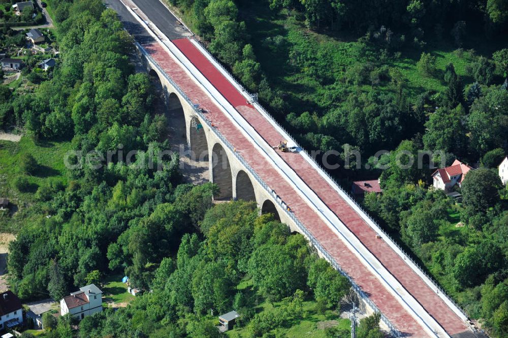 Aerial photograph Eisenach - Blick auf die Sanierungsarbeiten der Karolinentalbrücke am alten Verlauf der BABA4 / B19 in Regie des Thüringer Landesamtes für Verkehr und Straßenbau. Die Arbeiten werden durch die EUROVIA Gruppe durchgeführt. View on the restoration works of the bridge Karolinentalbrücke at the old route of the BABA4 on behalf of the Roads and Transport Authority of Thuringia. The works are being realised by the EUROVIA group.