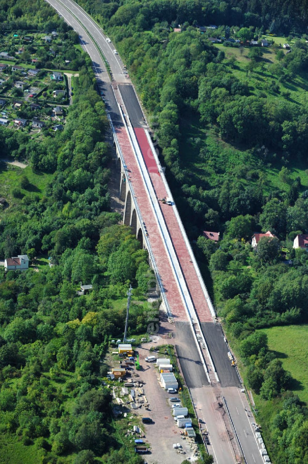 Eisenach from above - Blick auf die Sanierungsarbeiten der Karolinentalbrücke am alten Verlauf der BABA4 / B19 in Regie des Thüringer Landesamtes für Verkehr und Straßenbau. Die Arbeiten werden durch die EUROVIA Gruppe durchgeführt. View on the restoration works of the bridge Karolinentalbrücke at the old route of the BABA4 on behalf of the Roads and Transport Authority of Thuringia. The works are being realised by the EUROVIA group.