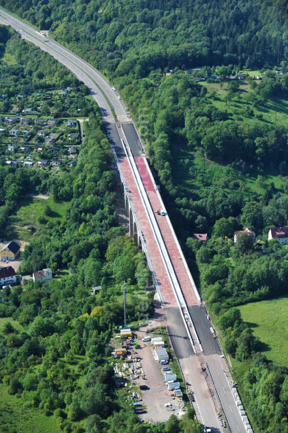 Eisenach from the bird's eye view: Blick auf die Sanierungsarbeiten der Karolinentalbrücke am alten Verlauf der BABA4 / B19 in Regie des Thüringer Landesamtes für Verkehr und Straßenbau. Die Arbeiten werden durch die EUROVIA Gruppe durchgeführt. View on the restoration works of the bridge Karolinentalbrücke at the old route of the BABA4 on behalf of the Roads and Transport Authority of Thuringia. The works are being realised by the EUROVIA group.