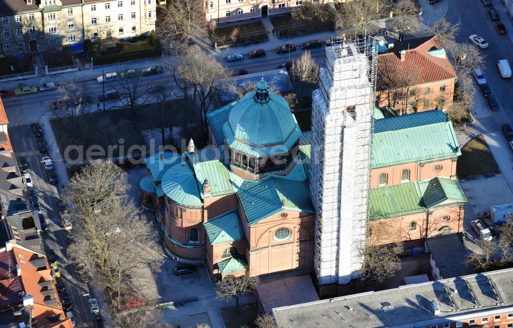 Aerial photograph München-Schwabing - Die katholische Stadtpfarrkirche St. Ursula am Kaiserplatz im Münchener Stadtteil Schwabing. Das Gebäude befindet sich in der ersten Sanierungsphase, welche den Kirchturm betrifft. Die Sanierung ist ein Projekt des Architektenbüros Poppe + Voigt. Rehabilitaion works at the steeple of the Catholic parish church St. Ursula at the Kaiserplatz in Munich-Schwabing.