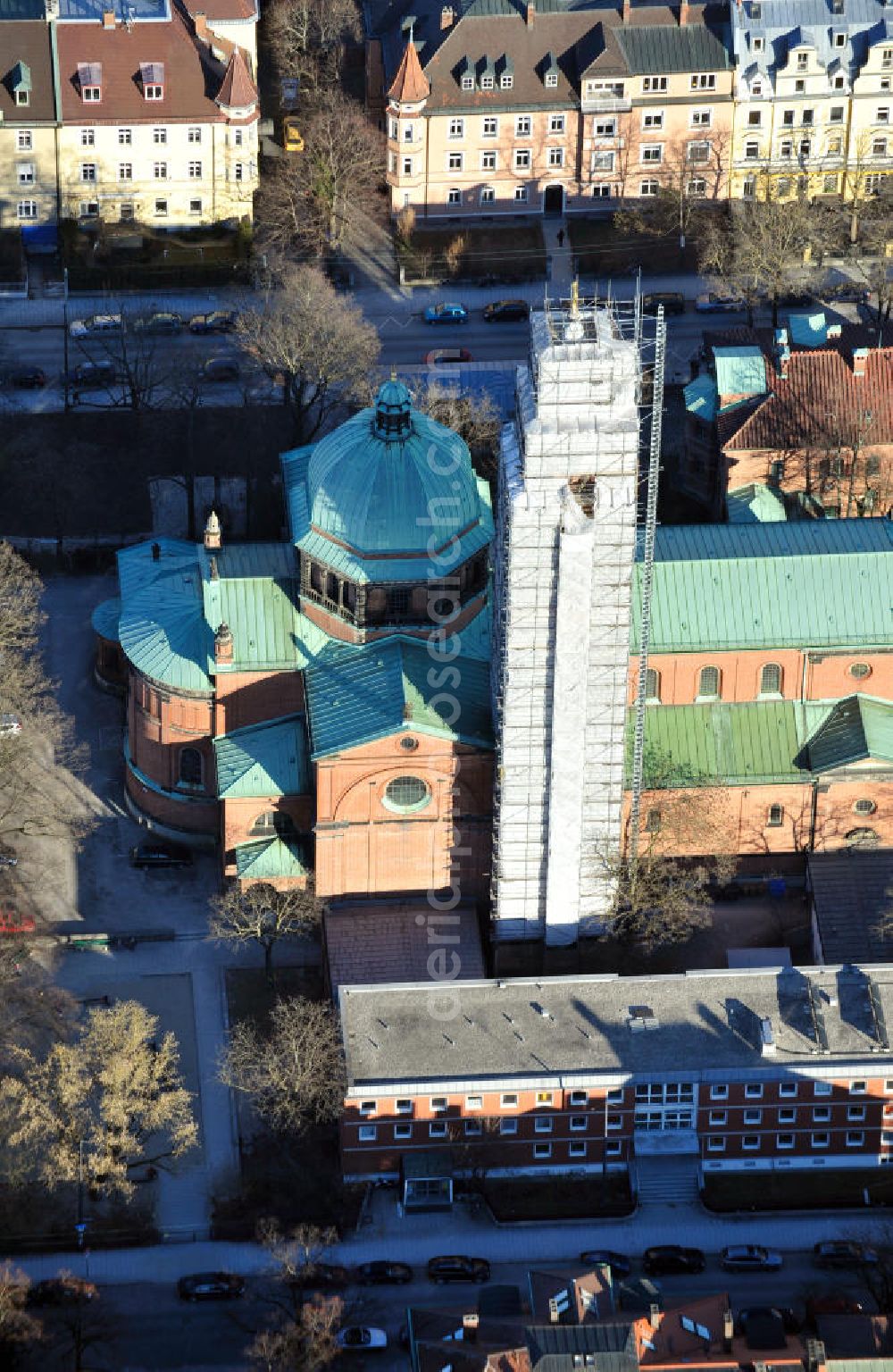 München-Schwabing from above - Die katholische Stadtpfarrkirche St. Ursula am Kaiserplatz im Münchener Stadtteil Schwabing. Das Gebäude befindet sich in der ersten Sanierungsphase, welche den Kirchturm betrifft. Die Sanierung ist ein Projekt des Architektenbüros Poppe + Voigt. Rehabilitaion works at the steeple of the Catholic parish church St. Ursula at the Kaiserplatz in Munich-Schwabing.