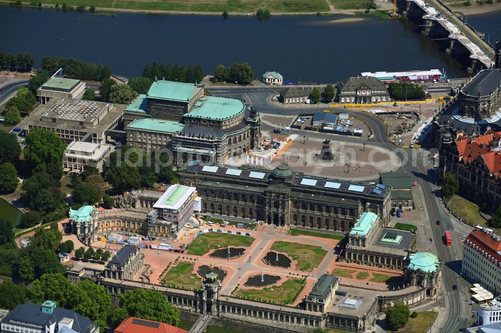 Aerial photograph Dresden - Palace Zwinger with of Gemaeldegalerie Alte Meister and dem Kronentor as well as renovation work at the Semperbau in the district Altstadt in Dresden in the state Saxony, Germany