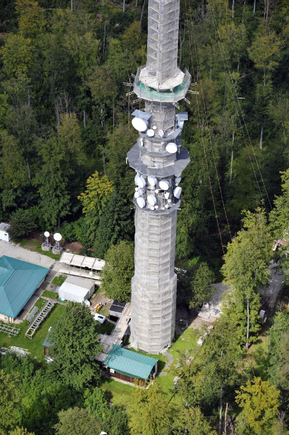 Bamberg from above - Blick auf die Sanierungsarbeiten an der Senderanlage / Sendemast Bamberg-Geisberg des Bayerischen Rundfunks. Die Arbeiten werden ausgeführt durch die Firma Werner Diener GmbH & Co. Restoration works on the broadcasting tower / transmitter mast Bamberg.