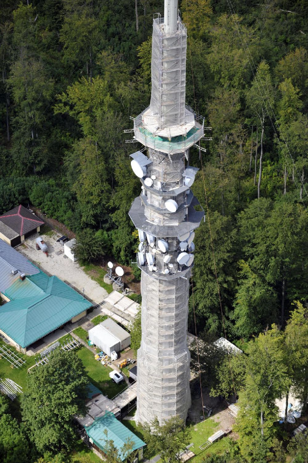 Bamberg from the bird's eye view: Blick auf die Sanierungsarbeiten an der Senderanlage / Sendemast Bamberg-Geisberg des Bayerischen Rundfunks. Die Arbeiten werden ausgeführt durch die Firma Werner Diener GmbH & Co. Restoration works on the broadcasting tower / transmitter mast Bamberg.