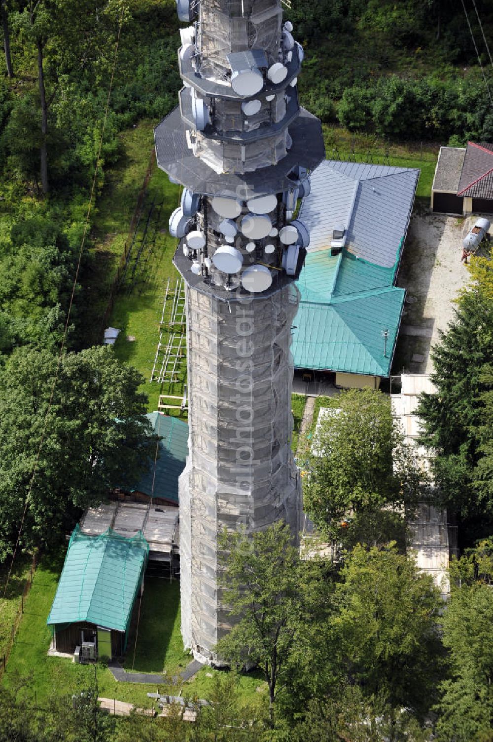 Aerial image Bamberg - Blick auf die Sanierungsarbeiten an der Senderanlage / Sendemast Bamberg-Geisberg des Bayerischen Rundfunks. Die Arbeiten werden ausgeführt durch die Firma Werner Diener GmbH & Co. Restoration works on the broadcasting tower / transmitter mast Bamberg.