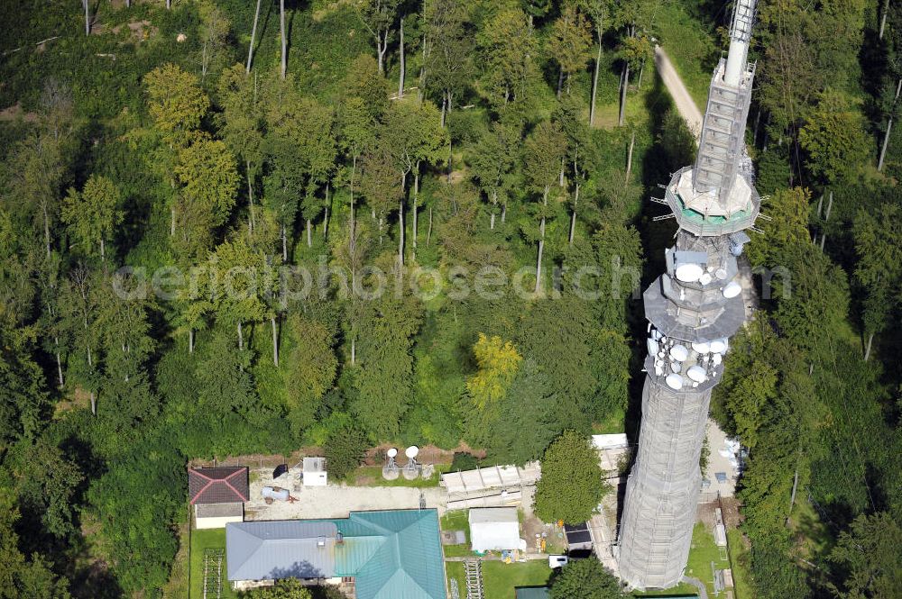 Bamberg from above - Blick auf die Sanierungsarbeiten an der Senderanlage / Sendemast Bamberg-Geisberg des Bayerischen Rundfunks. Die Arbeiten werden ausgeführt durch die Firma Werner Diener GmbH & Co. Restoration works on the broadcasting tower / transmitter mast Bamberg.